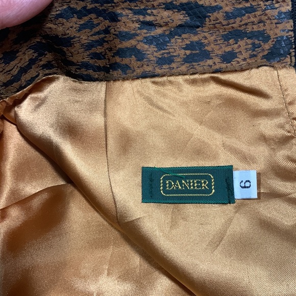 Genuine leather Danier skirt with copper silk inside - Picture 3 of 5